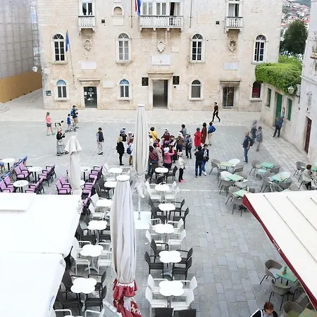 Square Guest house *